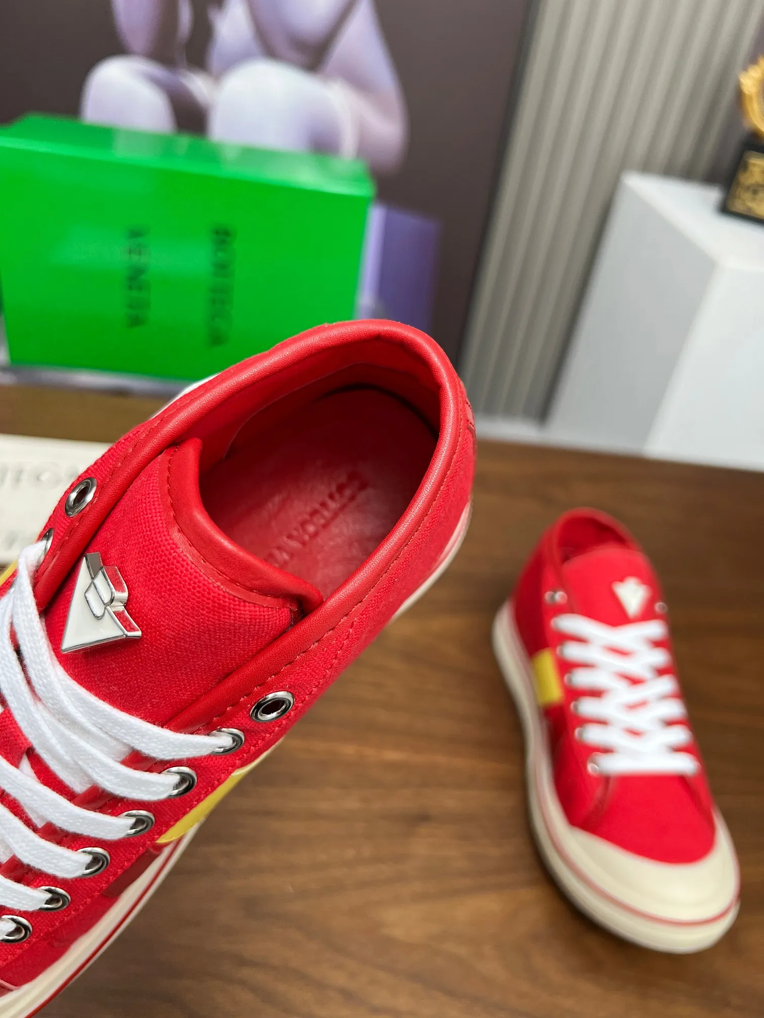 Men's men's shoes 💰520💰 Bottega Veneta BV's latest Eliot series retro basketball shoes casual sports canvas shoes 🔥Become a god when it is launched!🔥 Inspired by retro basketball sneakers, the color combination highlights youthful vitality and perfectly interprets the theme of youth and childlike innocence. The details are also very particular. The summer canvas brings excellent durability and comfort. Designs such as calfskin trim, rubber toe caps and hand-painted retro red lines are full of retro feel. The round toe and convex sole add a modern feel and are suitable for various styles. Easily create a fashionable atmosphere. The upper foot is the focus...can be worn as a couple's shoes...The red lines on each shoe edge are hand-painted, which adds more taste and attitude! ✦Fabric: Original customized high-density canvas + cowhide ✦Inner lining: original customized breathable canvas ✦Insole: movable latex cowhide insole ✦Sole: original molded non-slip and wear-resistant TPU material ✦Sole thickness: 3cm ✦Number of sizes: female size 35--40, female 40 is customized and non-returnable ✦Number: male size 39--45, male 45 is customized and non-returnable